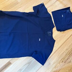 Men’s Figs Navy Blue 3 Pocket Scrub Top